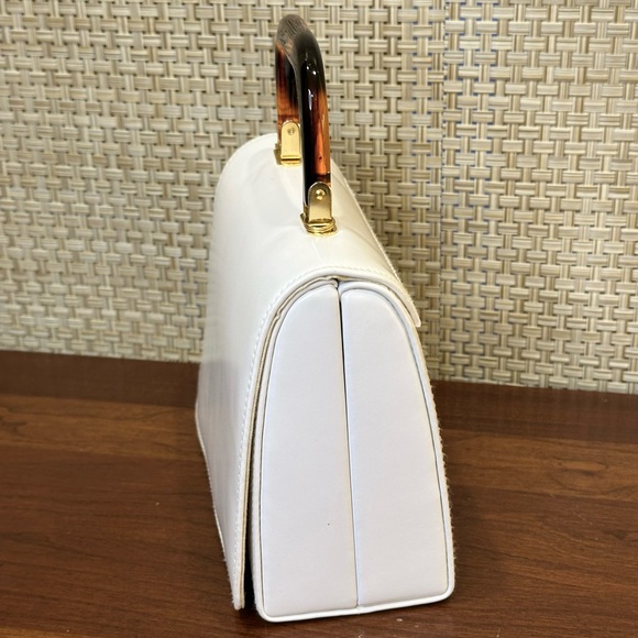 🌟HP🌟VTG 1970s-80s White Vinyl Structured Bag with Acrylic Tortoise Handle Chain - Picture 4 of 16